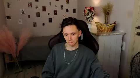 Snapshot of meverik_oushen chatting on 06.18.26 MEVERIK OUSHEN online show from 06.18.26