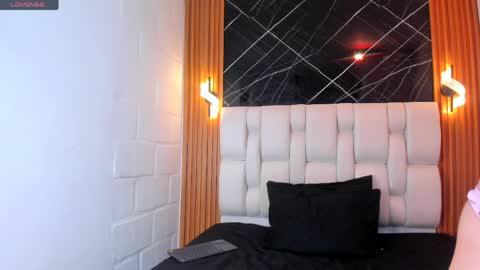 Mia online show from 04.15.26