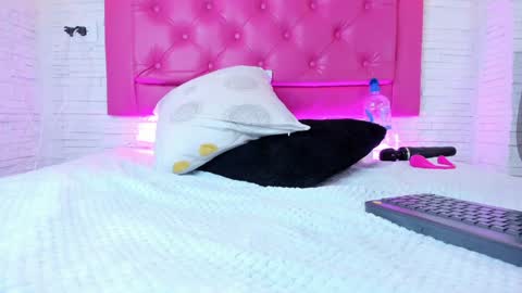 Mia Blonde online show from 01.30.25