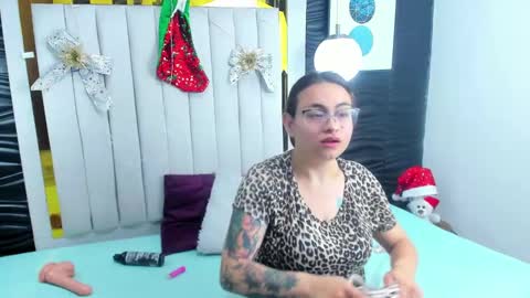 Snapshot of mia_and_lion chatting on 12.14.24 Dreams Couple online show from 12.14.24