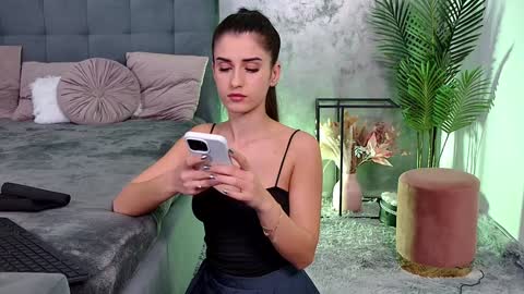 Freya Allen online show from 12.04.24