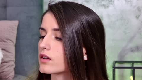 Freya Allen online show from 02.04.25