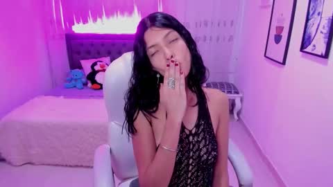 Mia online show from 11.28.25