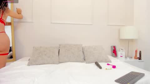 mia_dolcee online show from 10.22.25