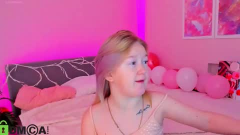 Snapshot of mia_ferd chatting on 10.05.25 Mia online show from 10.05.25