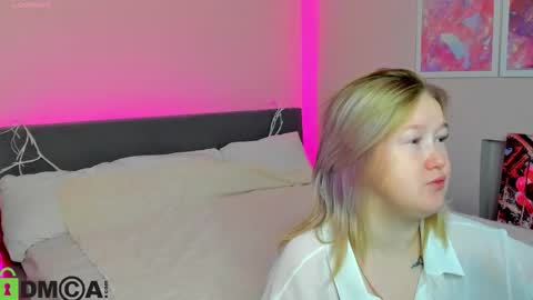 Snapshot of mia_ferd chatting on 10.13.25 Mia online show from 10.13.25