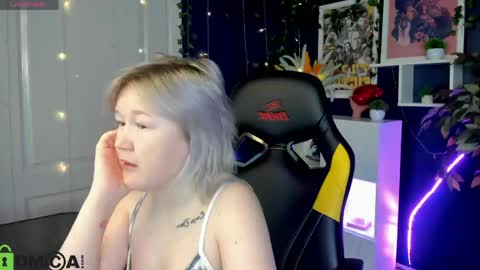 Snapshot of mia_ferd chatting on 05.25.26 Mia online show from 05.25.26