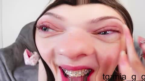 Snapshot of mia_g_ chatting on 12.04.25 Mia online show from 12.04.25