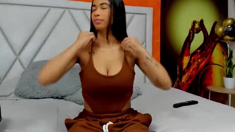 Snapshot of mia_kleim chatting on 12.05.25 MIA KLEIM online show from 12.05.25