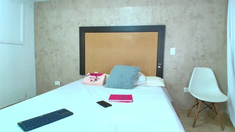 MIALOPEZ      .     Y      .      online show from 12.28.24