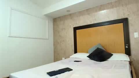 MIALOPEZ      .     Y      .      online show from 02.09.25