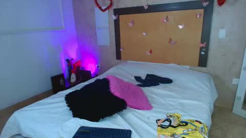 MIALOPEZ      .     Y      .      online show from 02.24.26