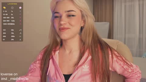 Snapshot of mia_milagros chatting on 01.02.25 mia_milagros online show from 01.02.25