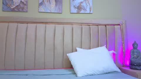 Mia online show from 04.15.26