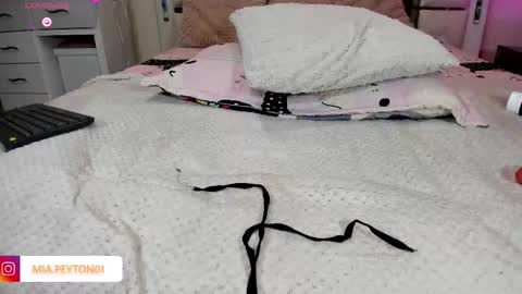mia_peyton1 online show from 12.19.25