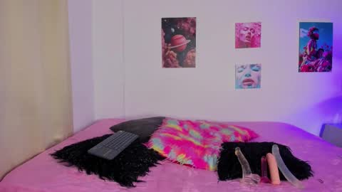 mia_purplee online show from 10.21.25