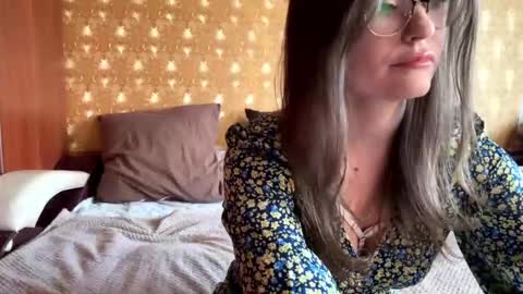 Snapshot of mia_shine_bright chatting on 11.09.25 Mia online show from 11.09.25