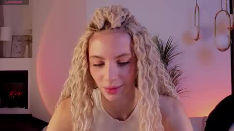 Snapshot of mia_silk chatting on 10.22.25 Mia online show from 10.22.25