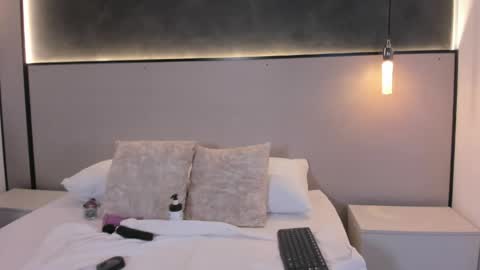 M I A online show from 04.20.26