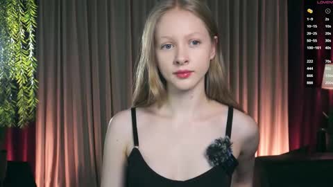 Snapshot of mia_vebes chatting on 12.18.25 Mia online show from 12.18.25