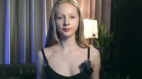 Snapshot of mia_vebes chatting on 12.19.25 Mia online show from 12.19.25