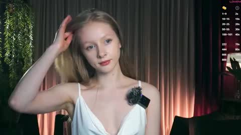 Snapshot of mia_vebes chatting on 12.20.25 Mia online show from 12.20.25