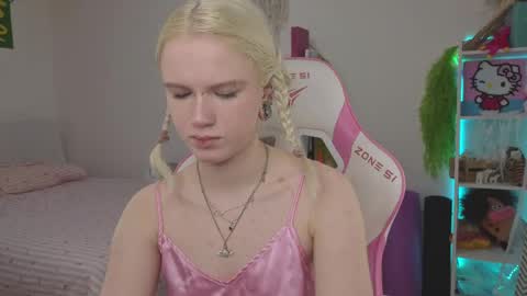 Mia online show from 04.17.26