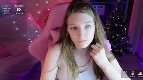 Snapshot of mia_weawer chatting on 12.16.25 Mia online show from 12.16.25