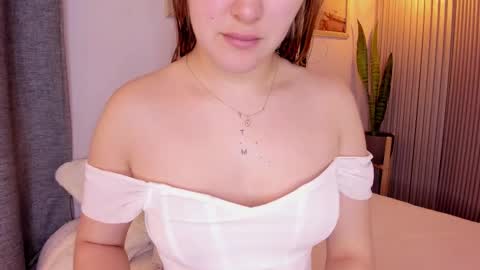 Mia White  online show from 02.24.25