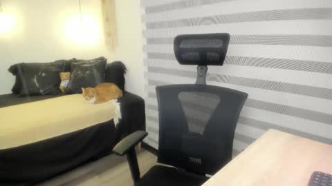 Snapshot of mia_xgray chatting on 10.17.25 Mia online show from 10.17.25