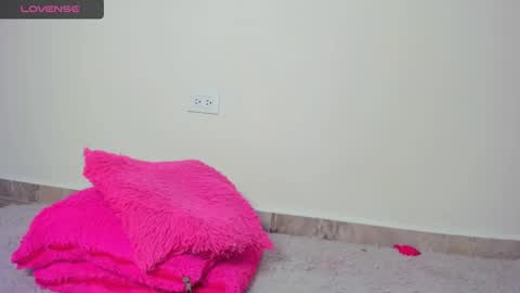 MIA INDEPENDENT MODEL  online show from 01.14.25