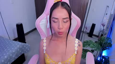 Snapshot of miaa_06 chatting on 03.05.25 mia nicolle online show from 03.05.25