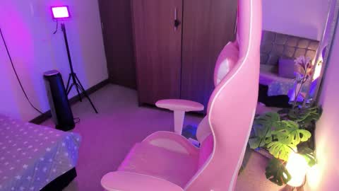 Snapshot of miaa_06 chatting on 10.09.25 mia nicolle online show from 10.09.25