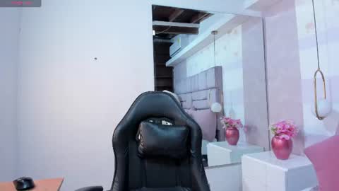 Snapshot of miaa_diamondd1 chatting on 06.18.26 Mia online show from 06.18.26
