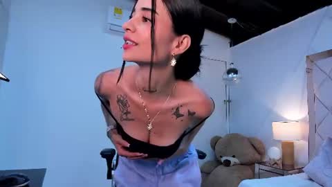 Snapshot of miaa_diamondd1 chatting on 06.19.26 Mia online show from 06.19.26