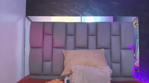 Mia online show from 11.28.25