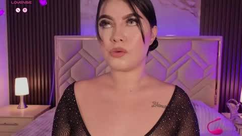 Snapshot of miaafarrel chatting on 04.27.26 Miaa Farrel online show from 04.27.26
