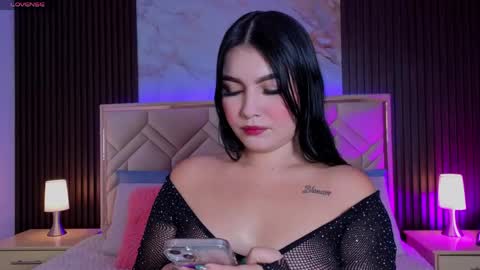 Snapshot of miaafarrel chatting on 05.25.26 Miaa Farrel online show from 05.25.26