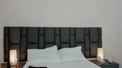 Snapshot of miaandmolly_ chatting on 01.08.25 mia red hair molly short hair online show from 01.08.25