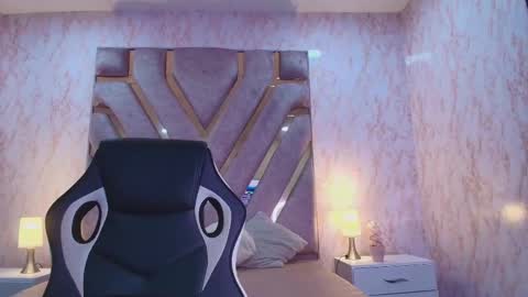 Snapshot of miaarld chatting on 12.16.25 Im Miss Mia online show from 12.16.25