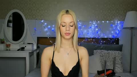 MiaBeeX online show from 04.15.26