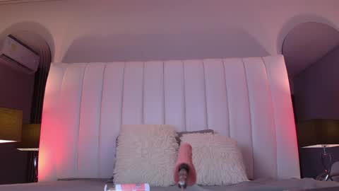 Snapshot of miacamille chatting on 05.06.26 Mia Camille online show from 05.06.26
