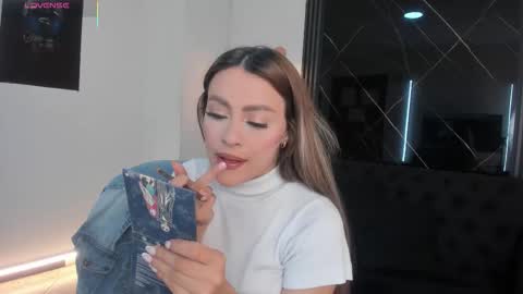 MiaCarper online show from 12.22.25