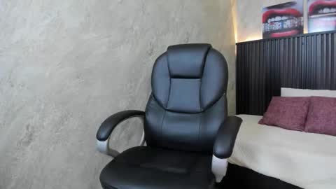 Mia online show from 11.21.25