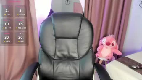 Snapshot of miafoxx__1 chatting on 06.19.26 Mia online show from 06.19.26