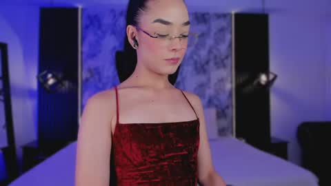 Mia Larouse online show from 04.21.26