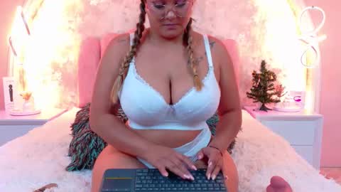 Snapshot of mialaurents chatting on 12.14.25 Mia online show from 12.14.25