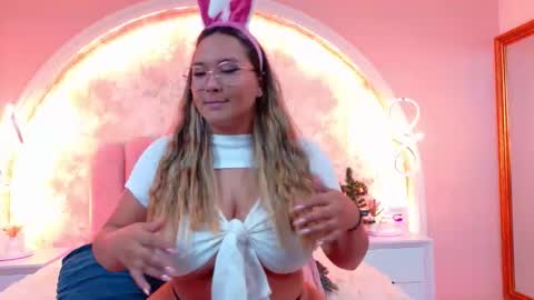 Snapshot of mialaurents chatting on 12.15.25 Mia online show from 12.15.25