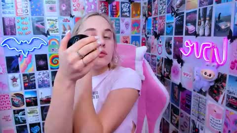 Snapshot of miamilas chatting on 12.17.25 miamilas online show from 12.17.25