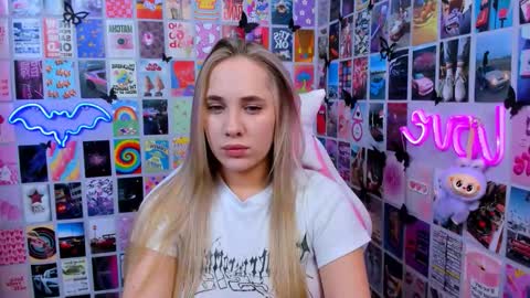 Snapshot of miamilas chatting on 12.19.25 miamilas online show from 12.19.25